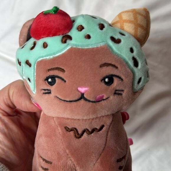 Moriah Elizabeth Series 2 Mini Mystery Dessert Plush 6” Eustace. - Picture 3 of 5